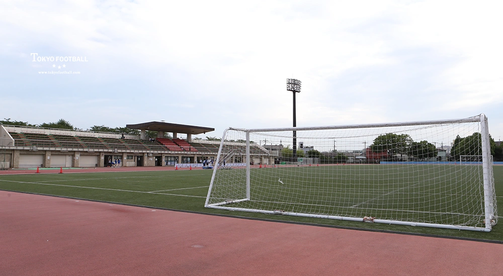 写真：天然芝に改修される奥戸総合スポーツセンター陸上競技場（現：人工芝）