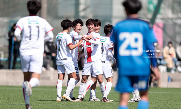写真：前半に先制ゴールを決めて笑顔を見せる東京23の村上。