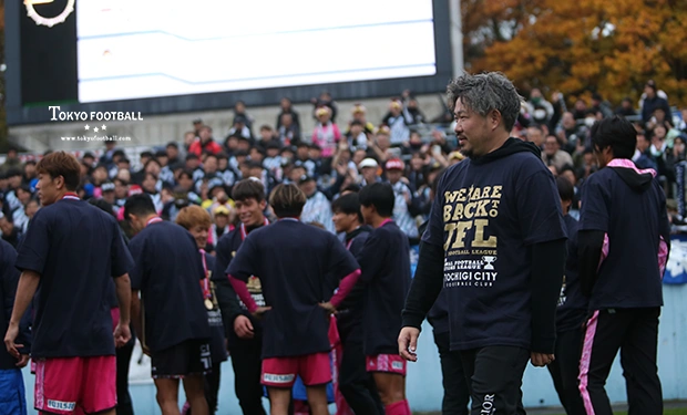 写真：JFL昇格・復帰を喜ぶ栃木シティの大栗代表。