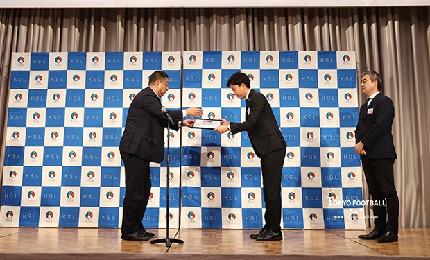写真：今季3位で表彰状を受け取る東京Uの黄大俊監督。