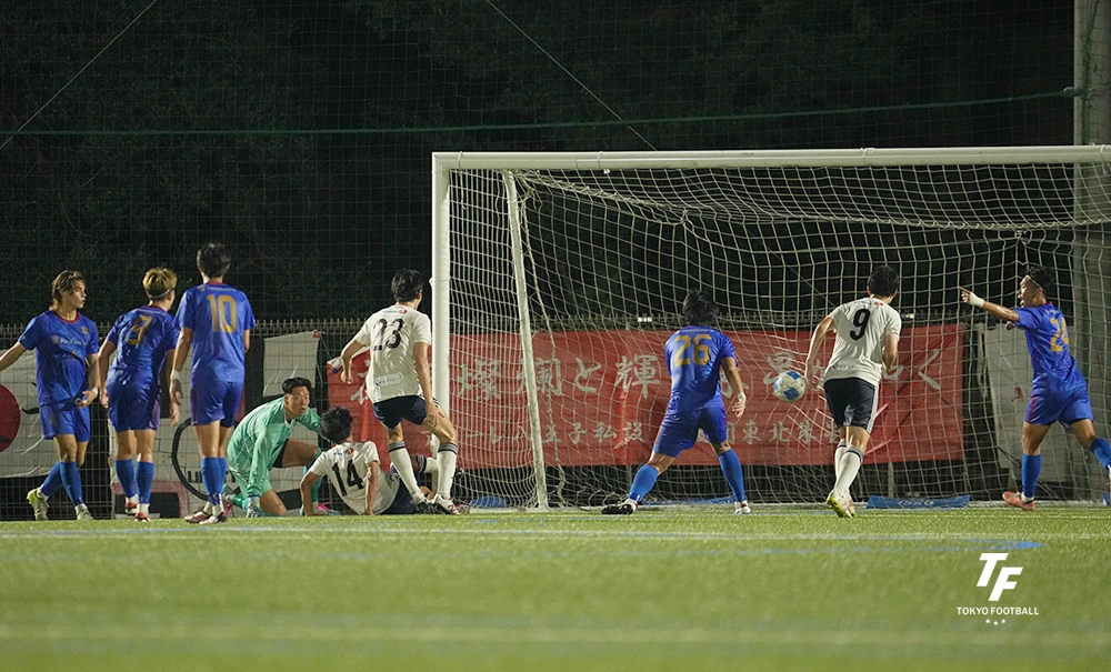 写真：89分にこぼれ球を蹴り込む東蹴の池尻。