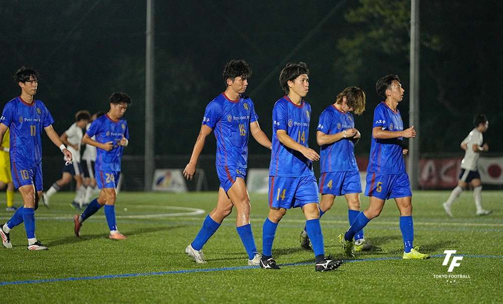 写真：敗戦に肩を落とすアローレのイレブン。