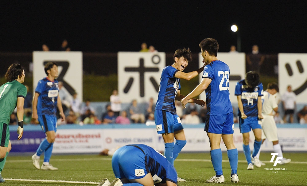 写真：勝利を喜ぶ東京ユナイテッドの選手たち。