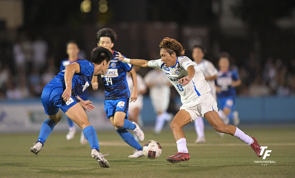 写真：ドリブルで突破を図る南葛のFW福本。