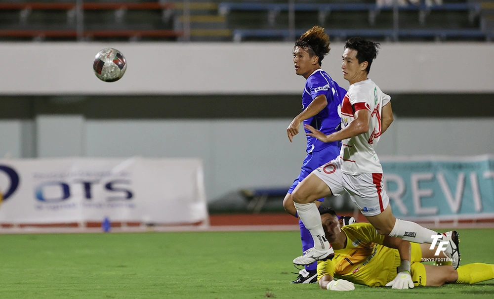 写真：後半にチームの5点目を蹴り込む南葛のFW木下。