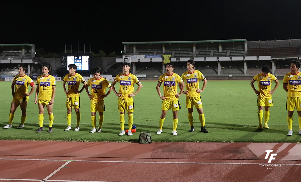 写真：VONDSに敗れ肩を落とす東京Uのイレブン。