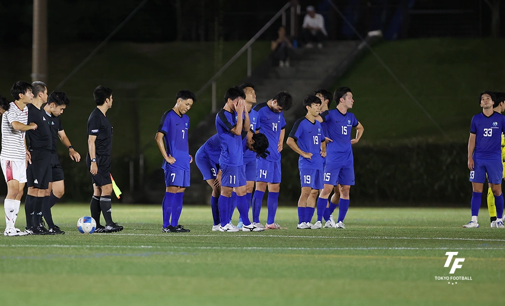 写真：敗戦に肩を落とす東京海上の選手たち。