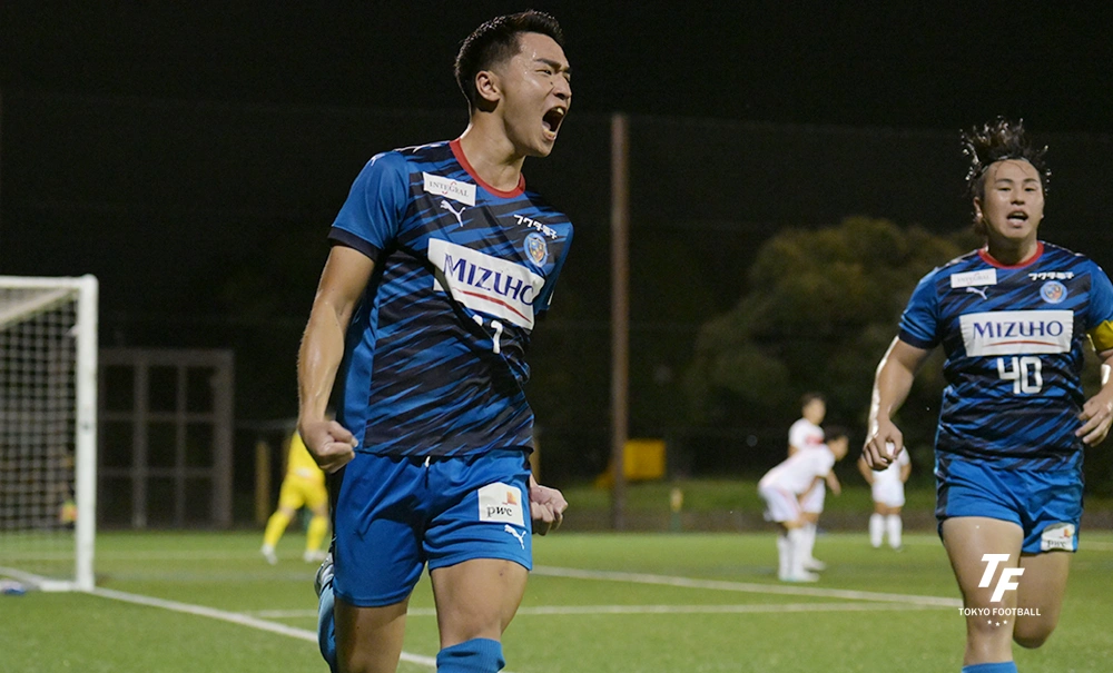 写真：後半、決勝ゴールを決める東京Uの松久保。