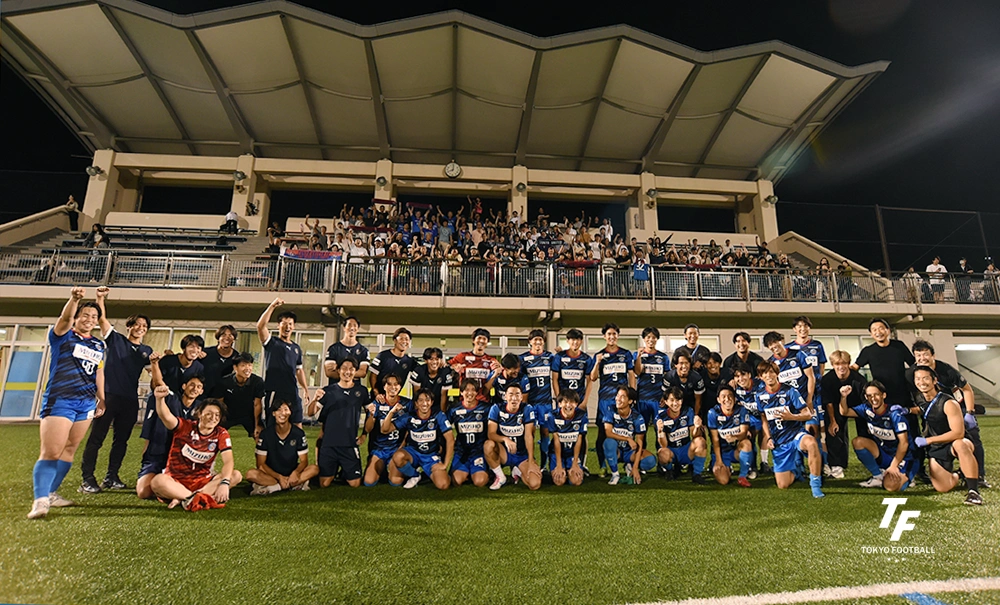 写真:ホーム最終戦で勝利を喜ぶ東京ユナイテッド。