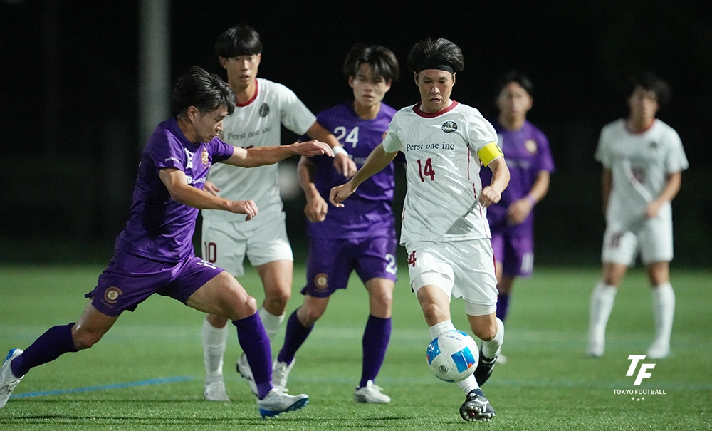 写真：中盤でぶつかるCriacaoの戸部とアローレの可児。