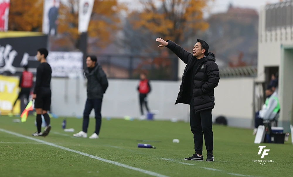 写真：試合中、選手に指示を送る福田監督。