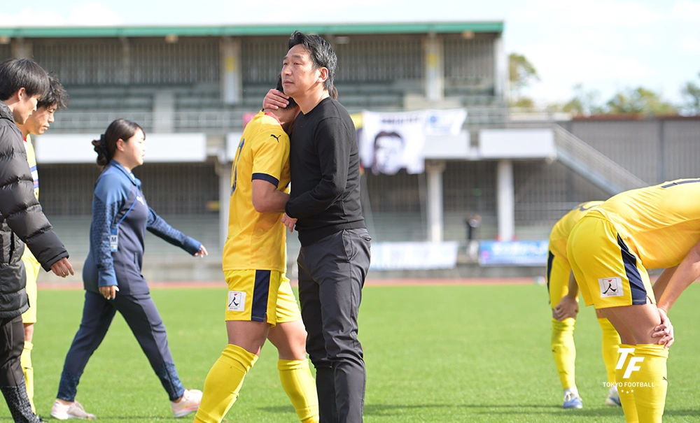 写真:試合後、選手を慰める福田監督。