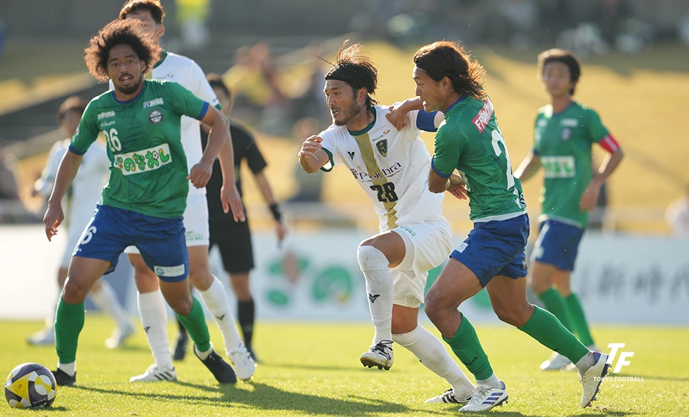 写真：こぼれ球を追いかけるVONDSの主将CB篠原。