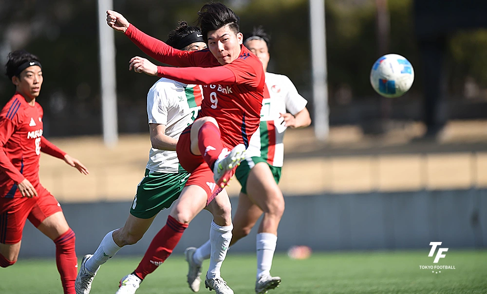 写真：ゴールを狙う三菱UFJ銀行のFW蓮川。