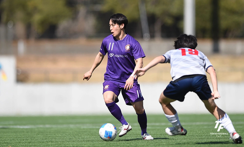 前線でボールを収めるプロクリアルの本田。