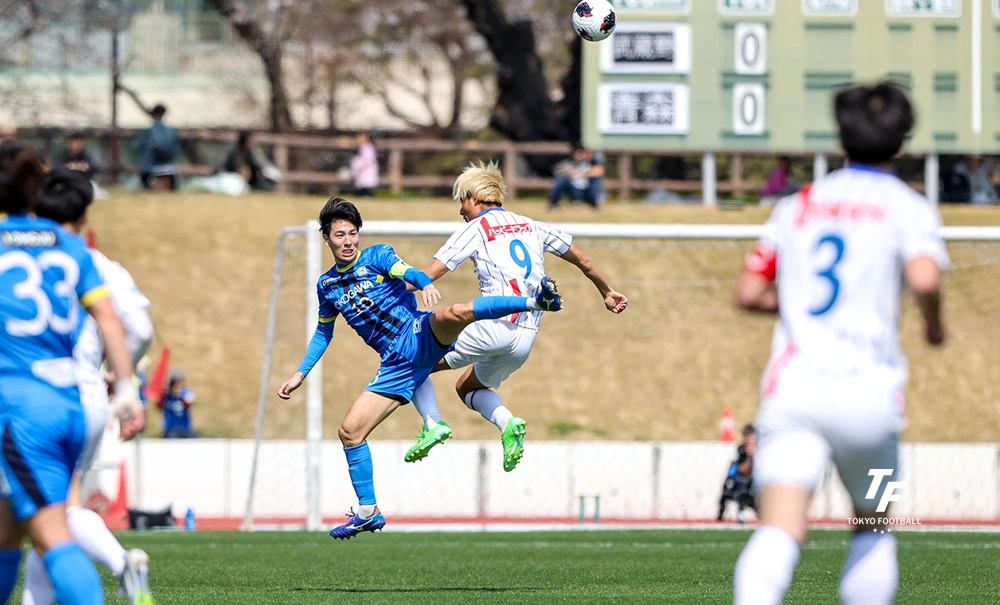 写真：空中戦を競り合う武蔵野の主将・鳥居。（写真：石川美紀子）