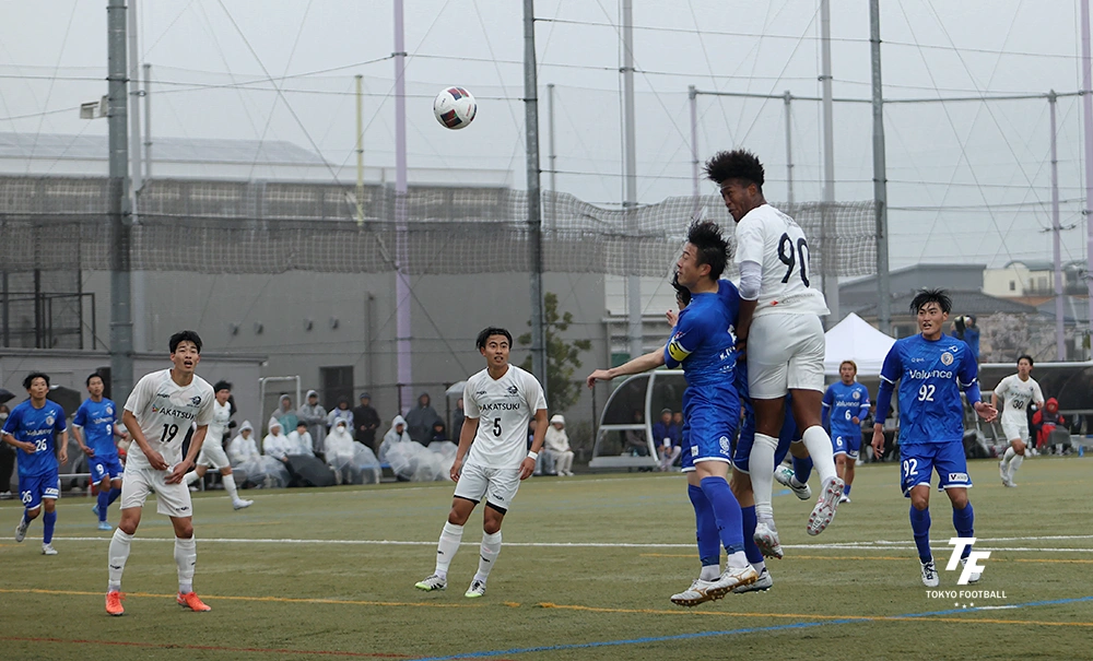 写真：ゴール前で競るEDOのFW赤井。