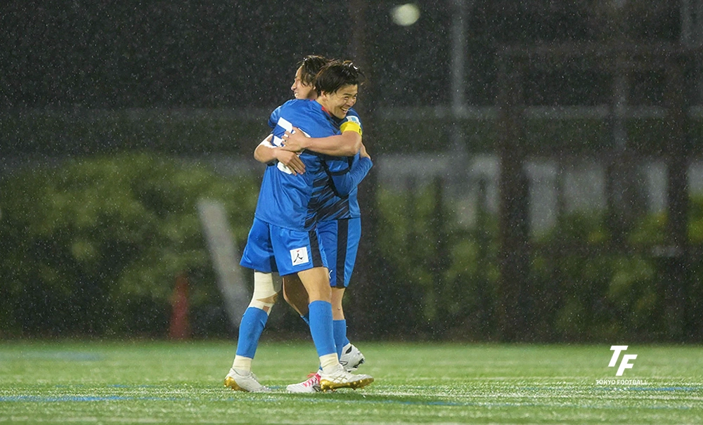 写真：後半にCKを直接決めて喜ぶ笹沼（左）と主将の平松。