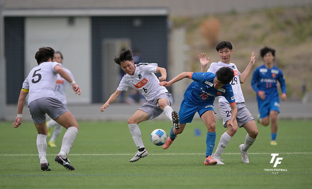 写真：素早い寄せで激しくボールを奪うRFC。（写真：小林渓太）