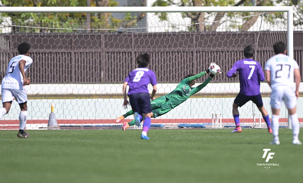 写真:後半にPKをとめた東京23のGK折口。(写真:小林渓太)