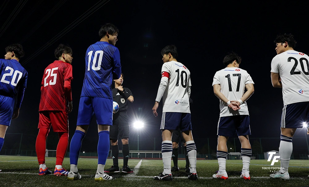 写真:初勝利をかけた対戦は東蹴(右側)に軍配。