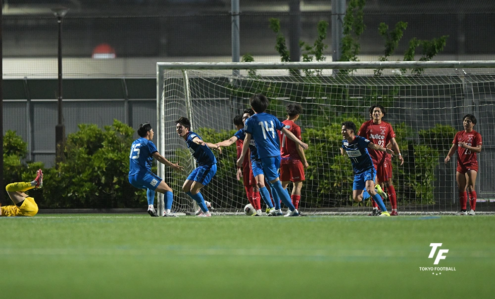 写真：前半にCKから内山が先制点を決めた東京U。（写真：小林渓太）