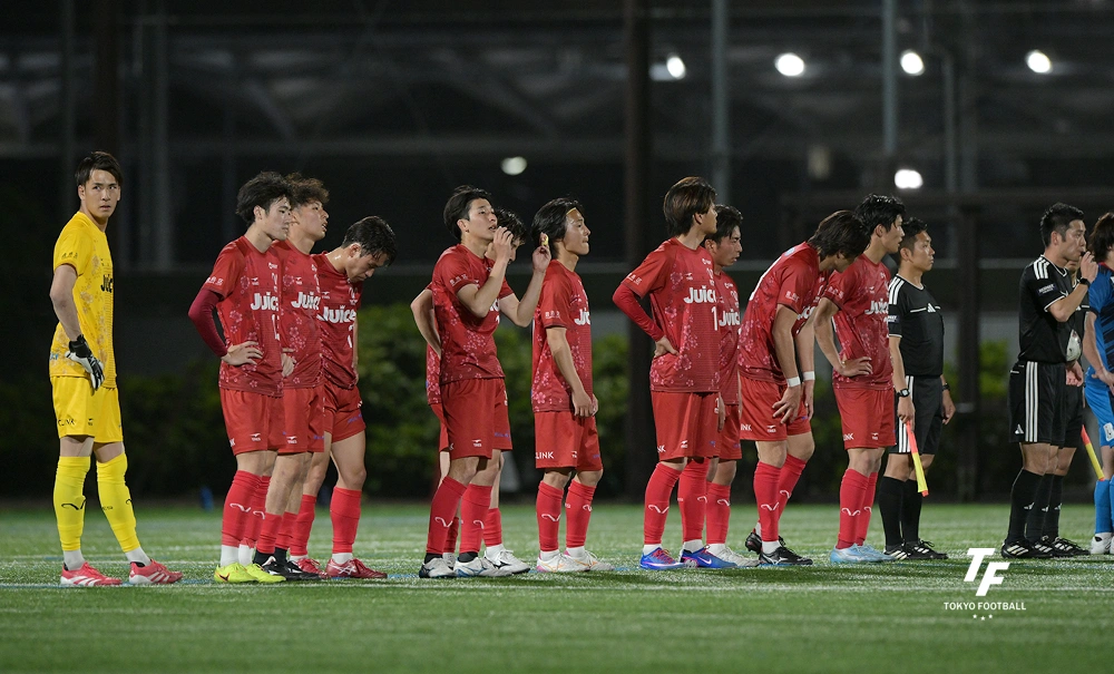 写真：開幕3連敗を喫してうつむくエリースの選手たち。（写真：小林渓太）