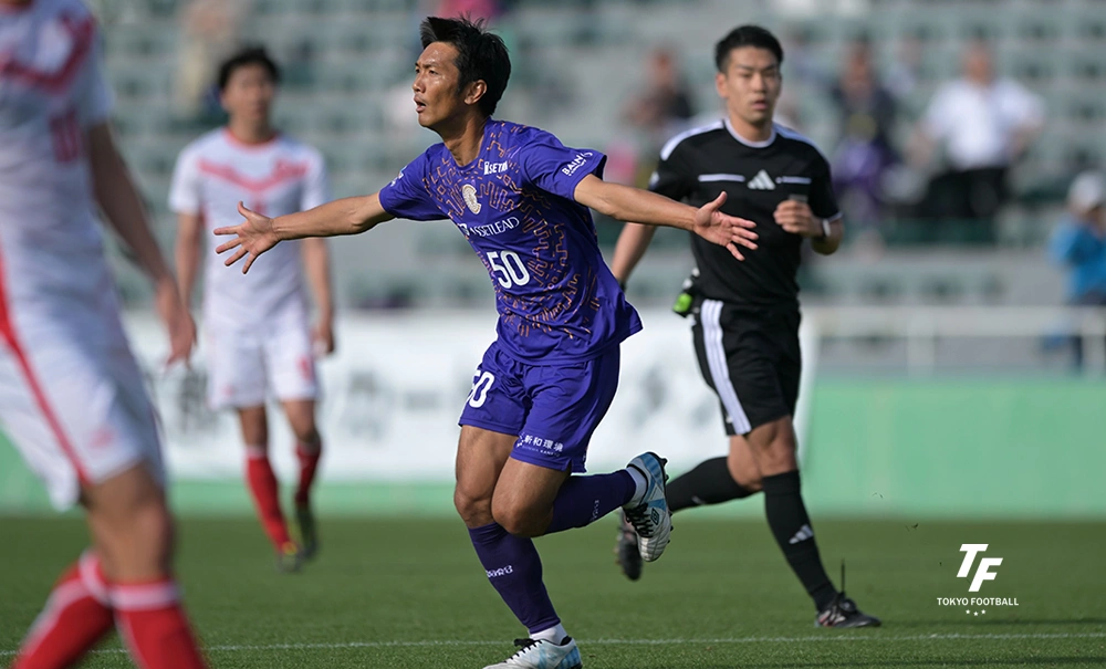 写真：後半に同点ゴールを決めて喜ぶ新宿のFW岡本。（写真：小林渓太）