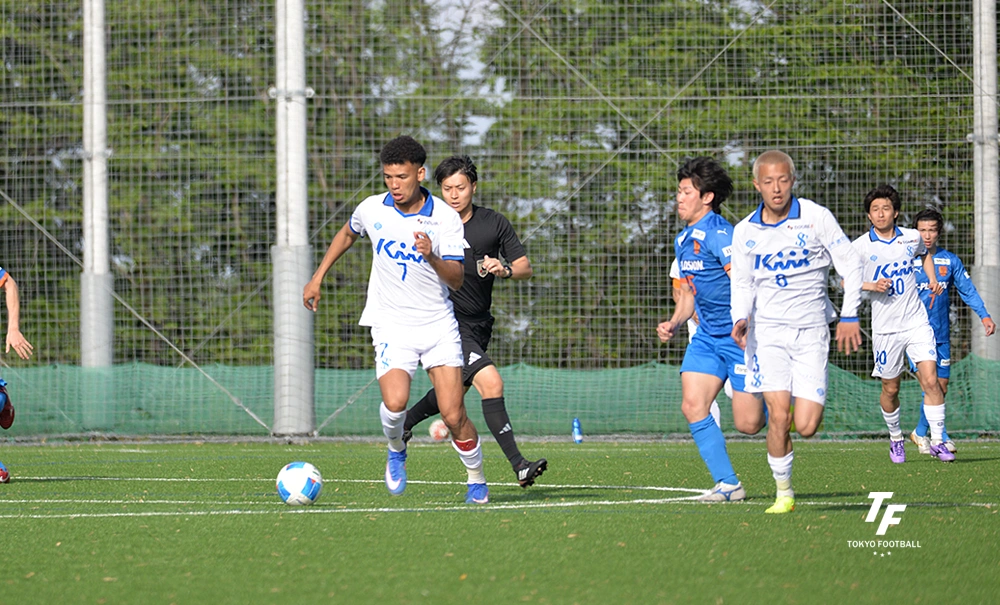 写真：ドリブルで攻撃を仕掛けるシュワーボのFW栗原。