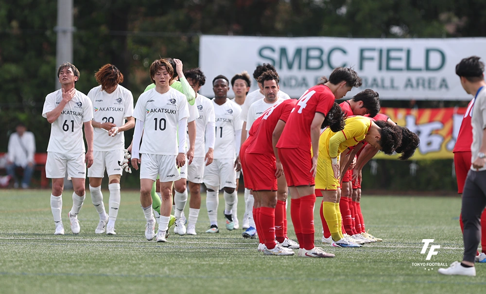 写真:2連勝を逃したEDO(左側)と初勝利を逃した日大N.。
