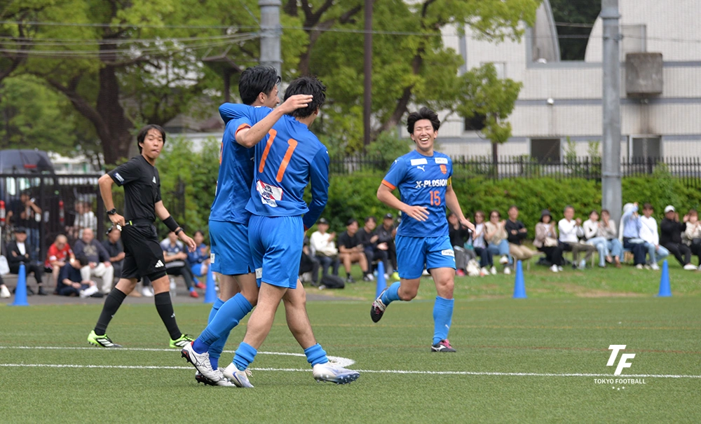 写真：先制ゴールを喜ぶTOKYO2020の大竹ら。