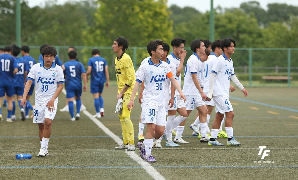 写真:八王子に逆転勝ちしピッチをあとにするシュワーボの選手たち。