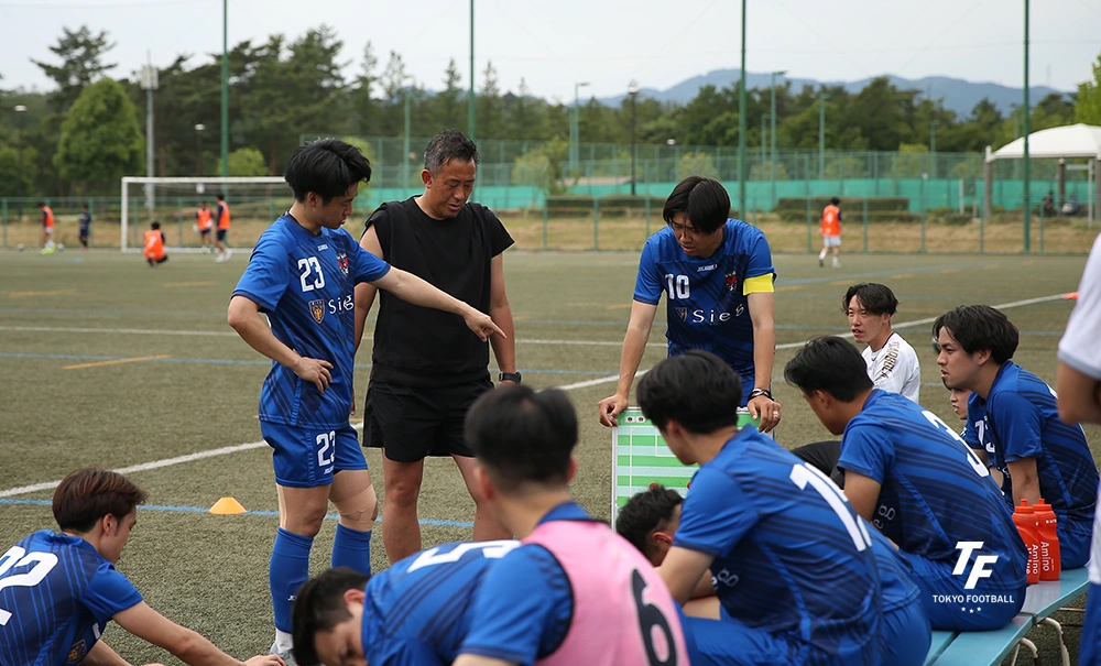 写真：ハーフタイムに監督、選手で話す八王子。