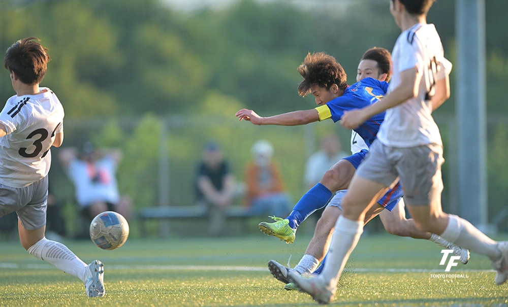 写真:後半にゴールを狙うアローレの長谷川。(写真:小林渓太)