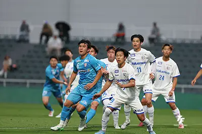 ゴール前のボールを狙う河田(手前)。【写真:2/2】 PhotoGallery