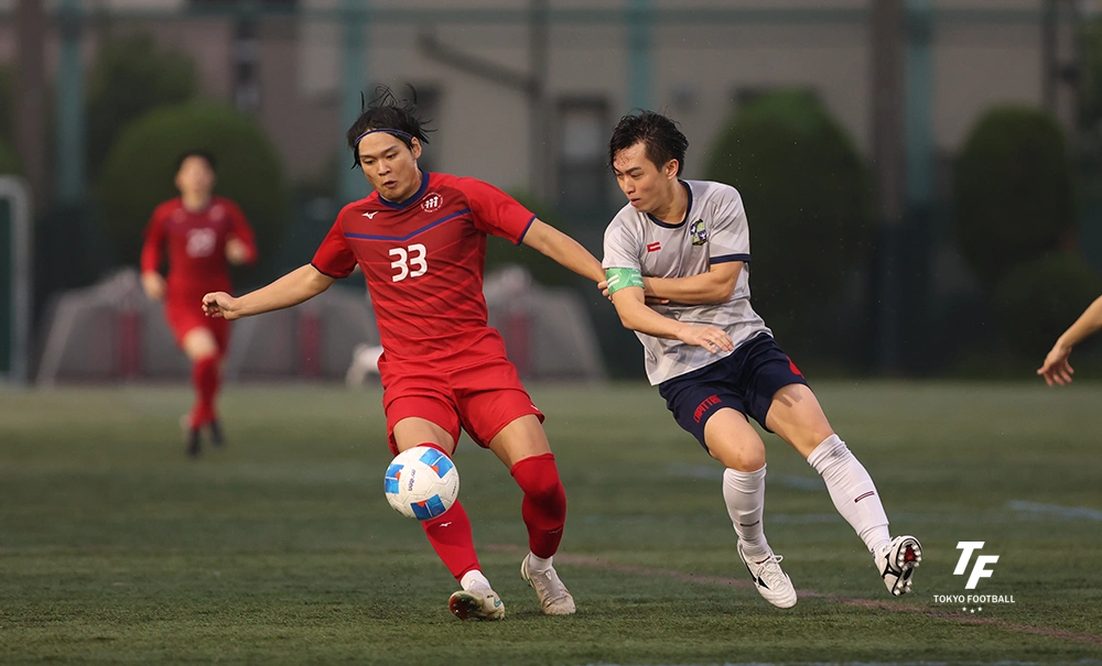 写真：前線で競り合うFW小口（左）。