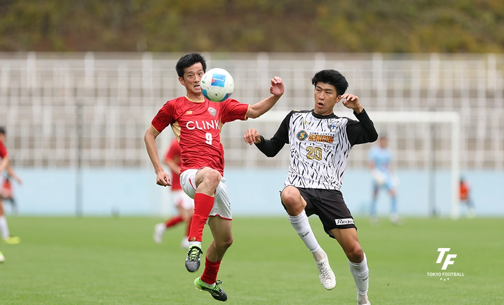 写真：前線でボールを競り合うBilobaのFW奥津（左）。