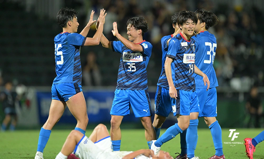 写真：勝利が決まり笑顔を見せる東京Uの重田ら。（写真：小林渓太）