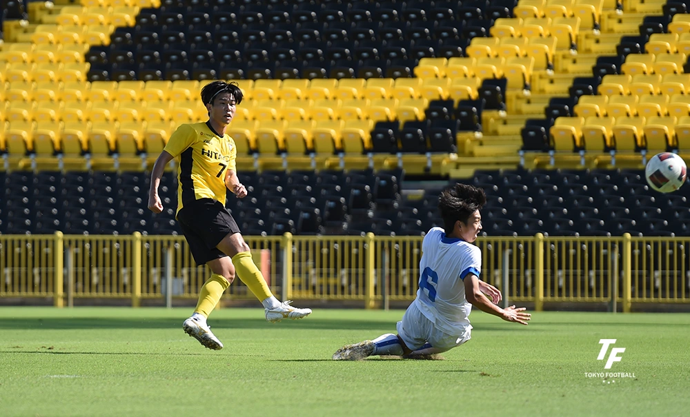 写真:先制ゴールを蹴り込む日立ビルの五十嵐新。(写真:小林渓太)