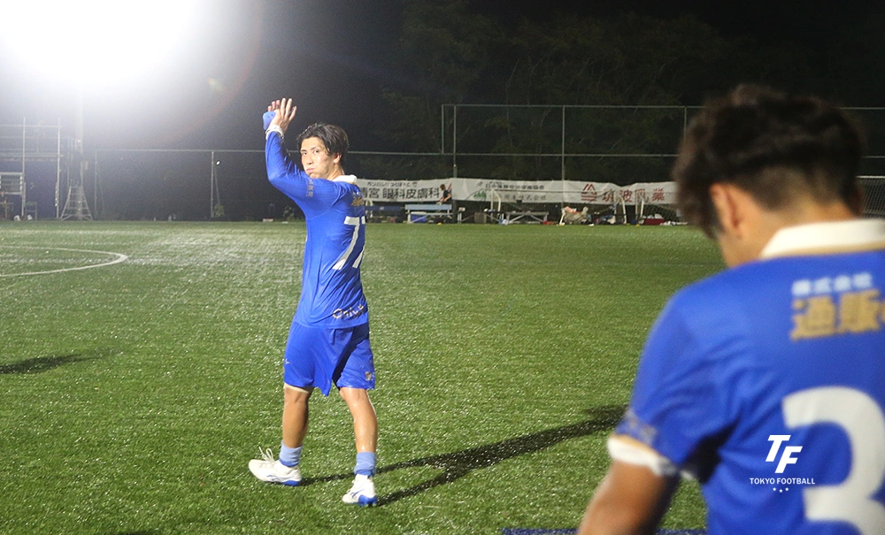 写真:試合後、サポーターの声援に応えるシュワーボの鍬田。