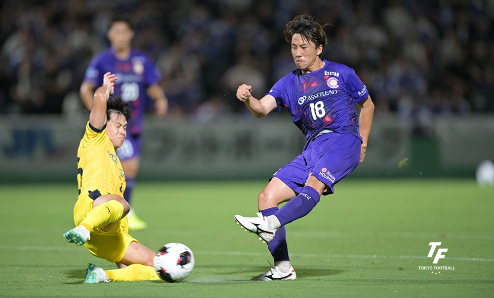 写真:前半にゴールを狙う新宿のFW菊谷。(写真:小林渓太)