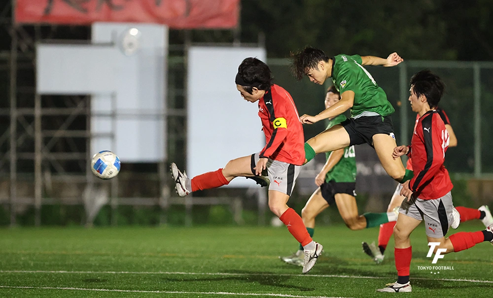 写真:後半に追加点を狙う大森FCのFW石﨑。