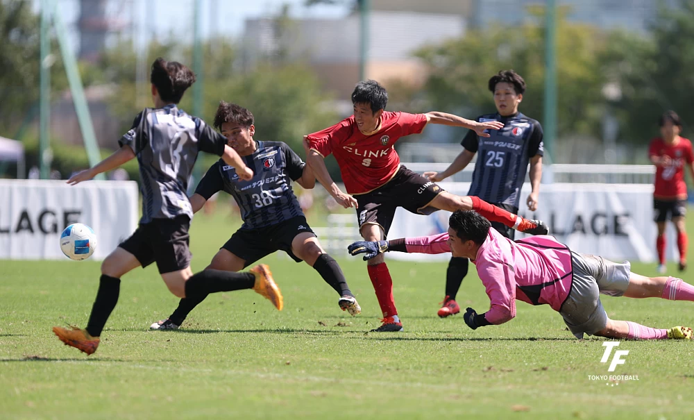 写真：後半にゴールを決めるBilobaのFW奥津。