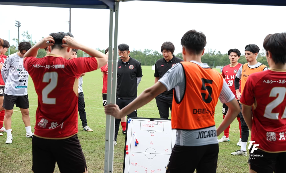 写真：試合前に選手に語りかける多淵監督。