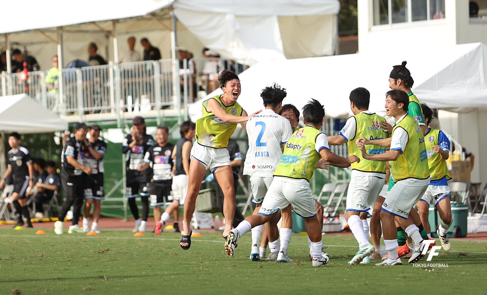 写真:大森の決勝ゴールを喜ぶ南葛の選手たち。